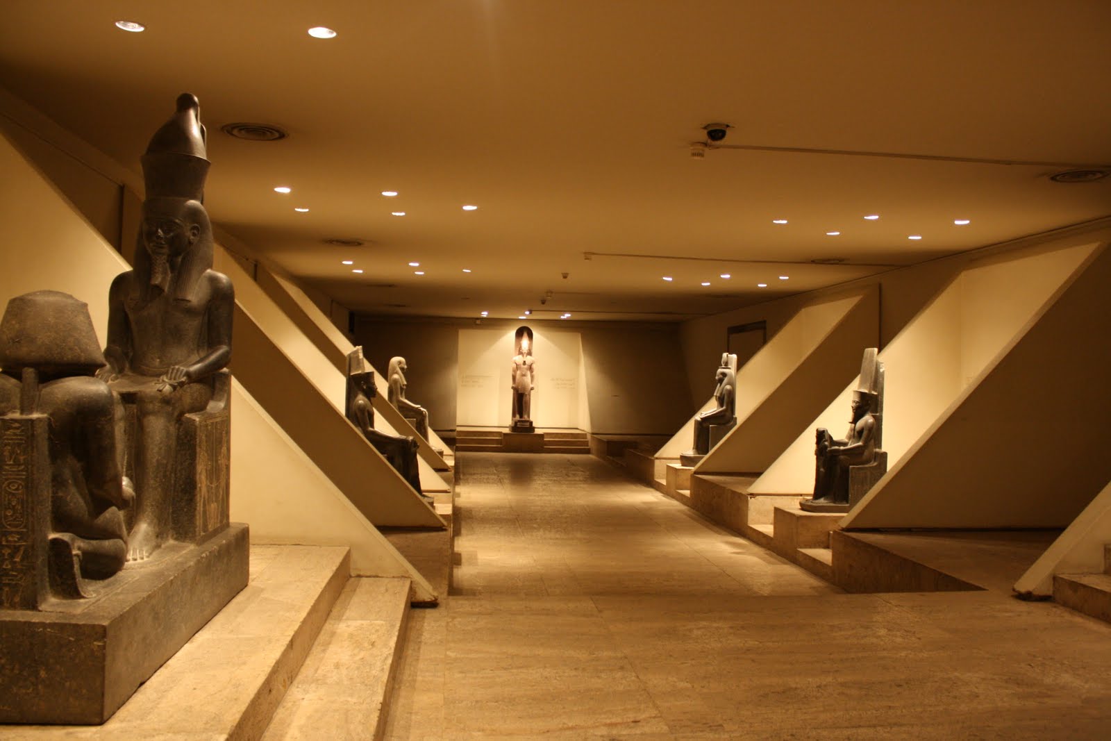 Egypt museums. Луксорский музей. Луксорский музей древностей. Луксор Египет музей. Египетский музей в Луксоре экспонаты.